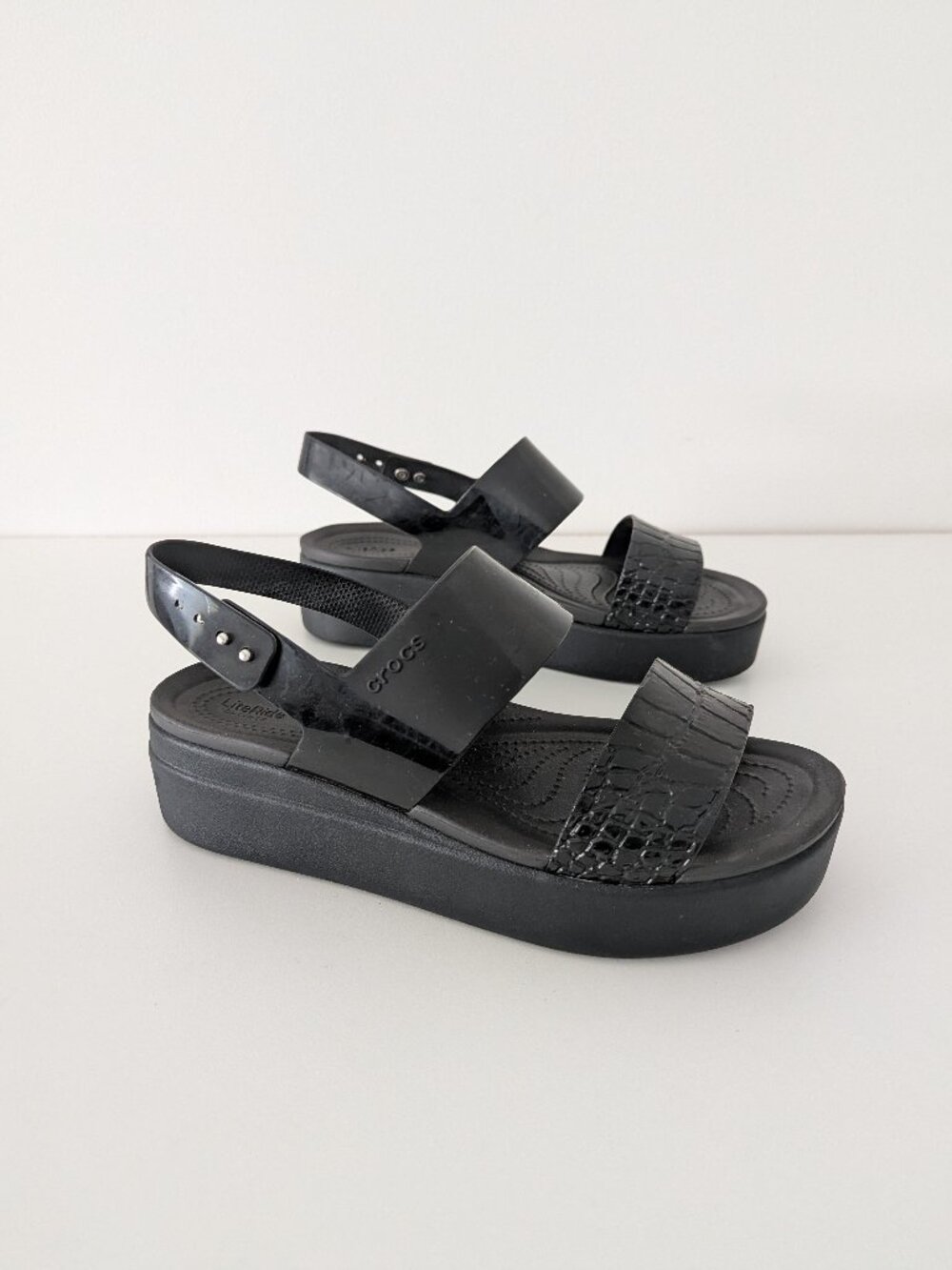 Crocs Brooklyn Croco Shine Low Wedge Sandals Women Size 11 Black Textured